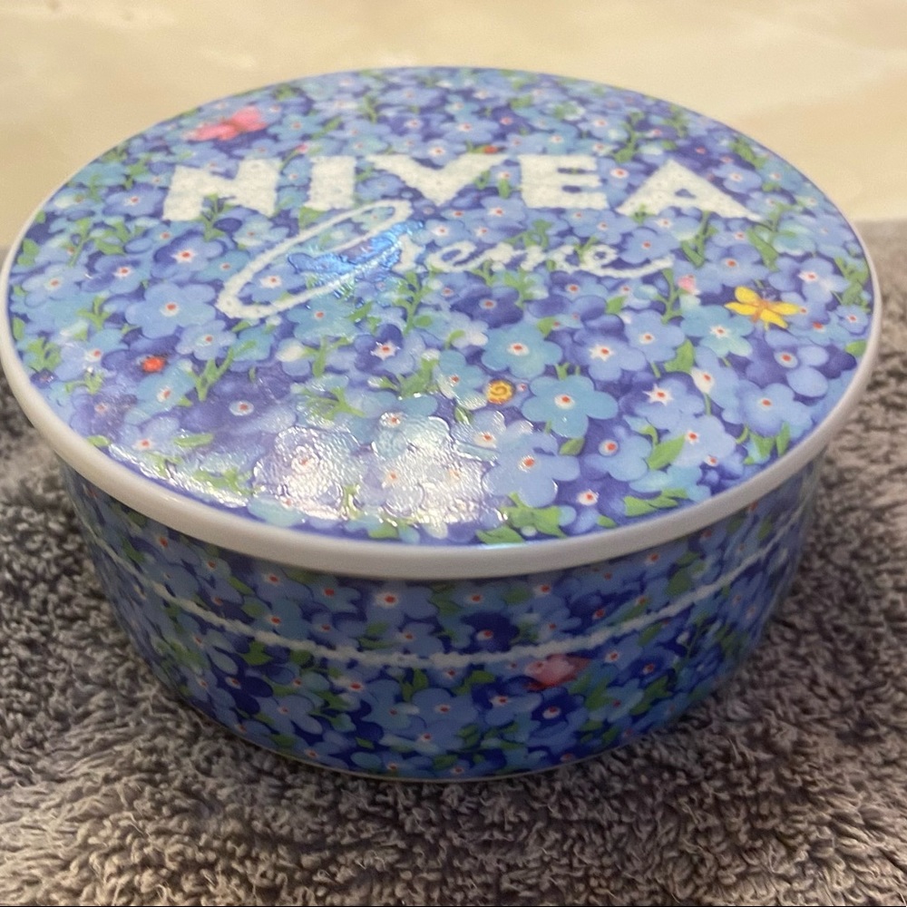 NIVEA CREME DISH WITH LID, MADE
BY HUTSCHENREUTHER GERMANY